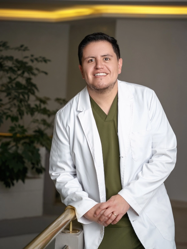 Dr. David Lucero, dermatólogo clínico en Quito