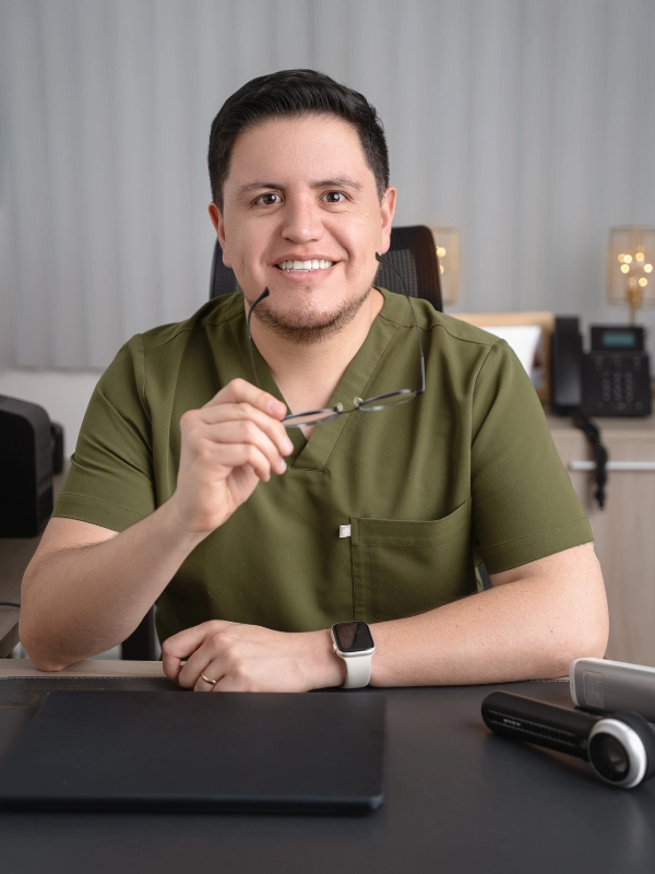 Dr. David Lucero, médico dermatólogo en Quito