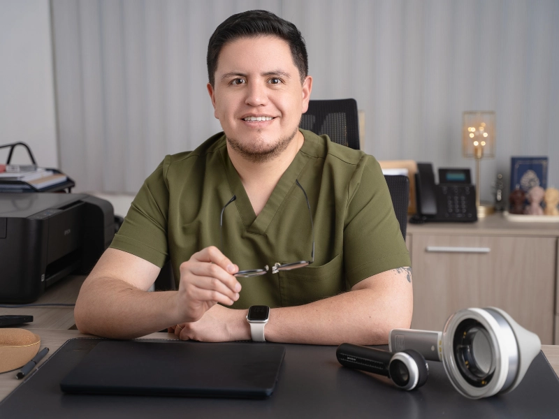 Dr. David Lucero, dermatólogo en Quito