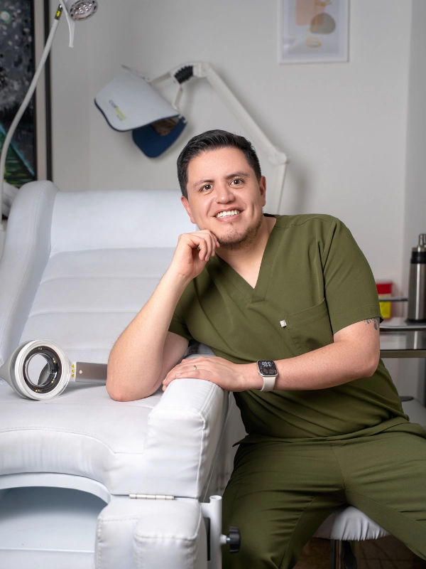 Dr. David Lucero, dermatólogo en Quito