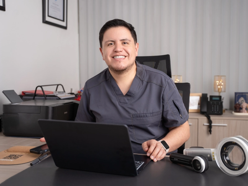 Dr. David Lucero, dermatólogo en Quito